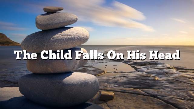 The child falls on his head